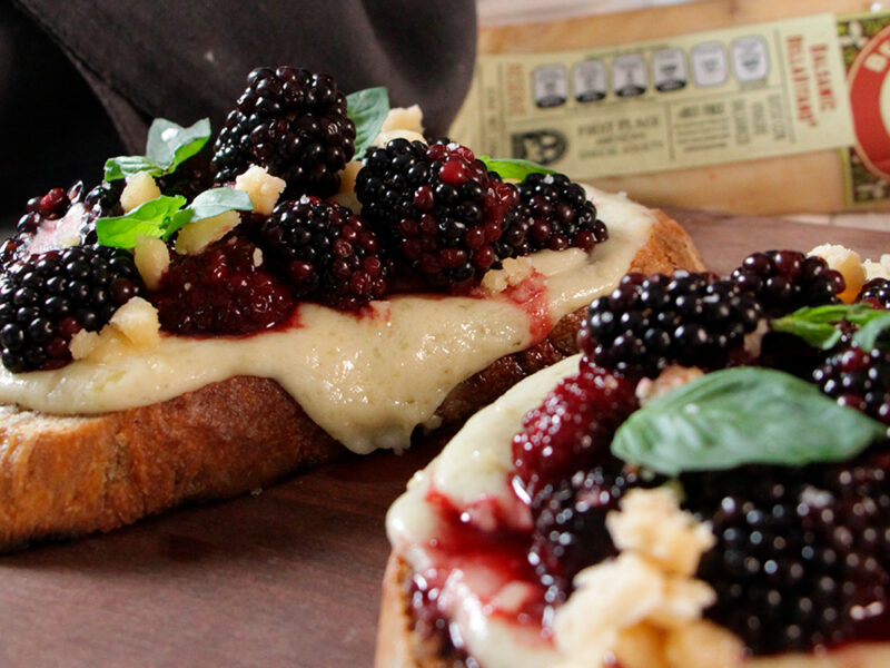 Crostini en Pan de Nuez con Queso Bellavitano Balsámico