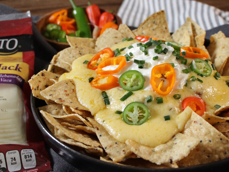 Nachos con Dip de Queso Monterrey Jack Sargento & Chili