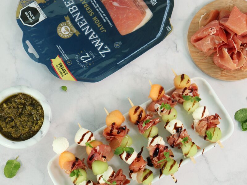 Brochetas de Jamón Serrano con Melón y Mozzarella Riojano