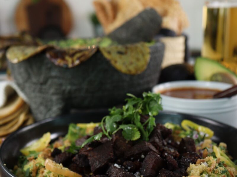 Volcán de queso con Chicharrón de Rib Eye