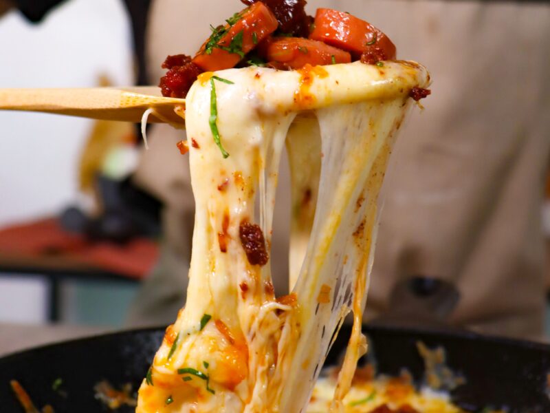 Queso fundido con Chistorra y Salchichas de Res.