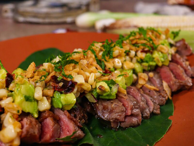 Arrachera con Salsa de Aguacate y Esquites